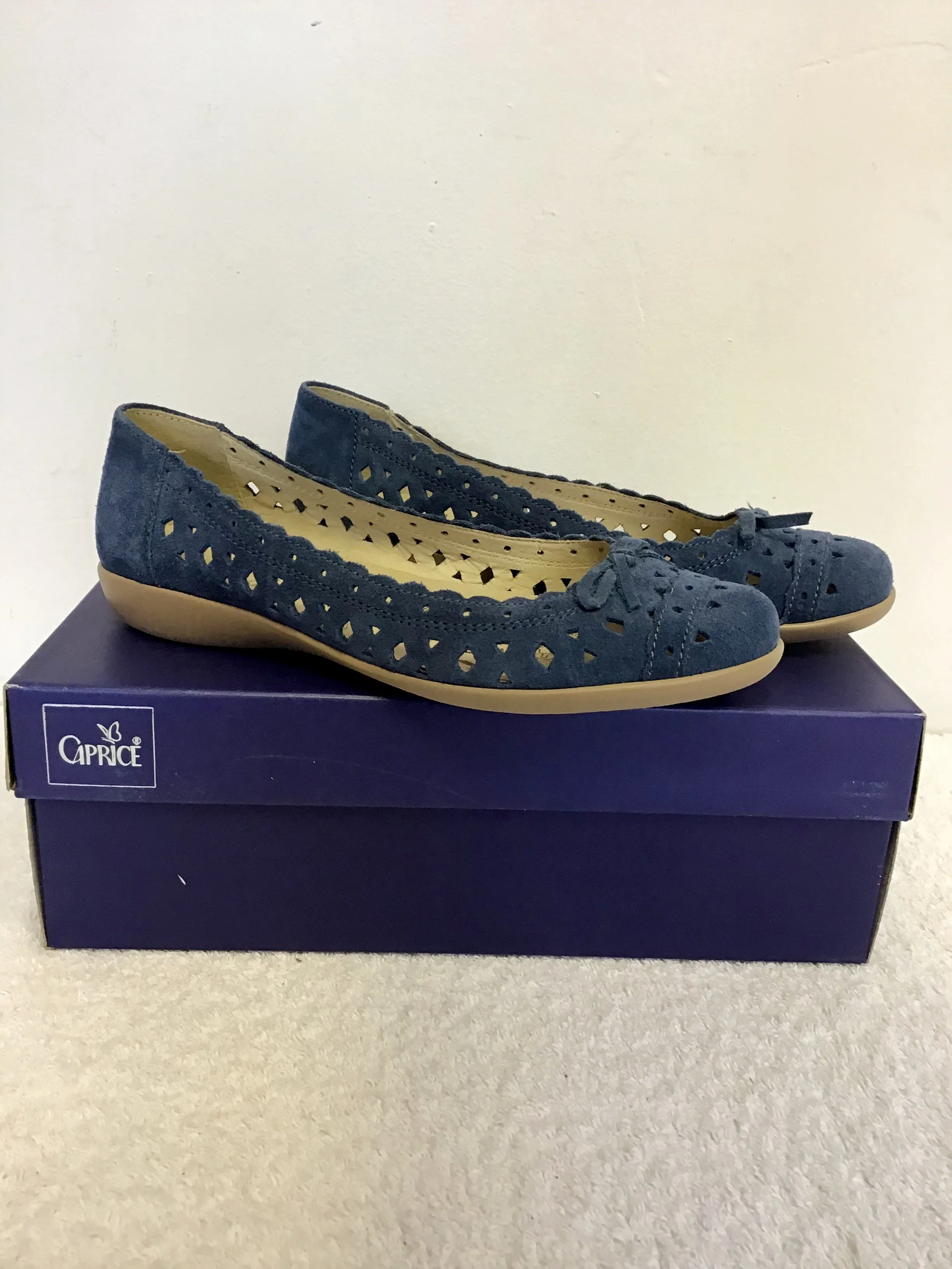 BRAND NEW CAPRICE BLUE ULTRA LIGHT SUEDE FLAT PUMPS SIZE 4/37