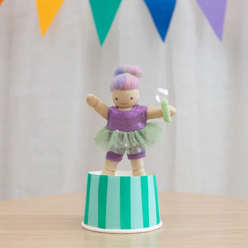 Holdie Circus Folk by Olliella