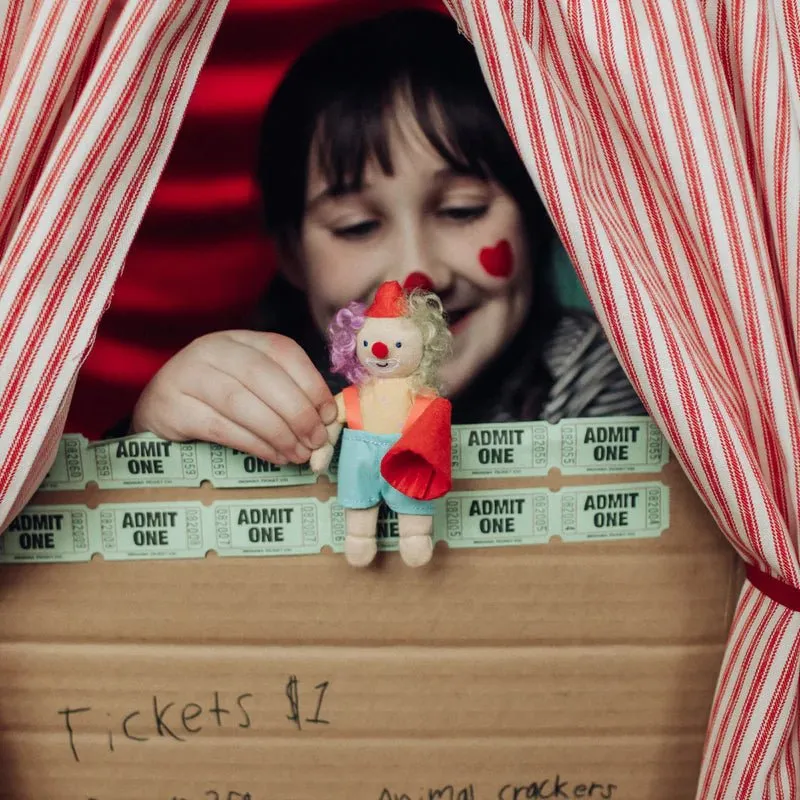 Holdie Circus Folk by Olliella