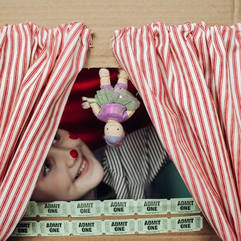 Holdie Circus Folk by Olliella