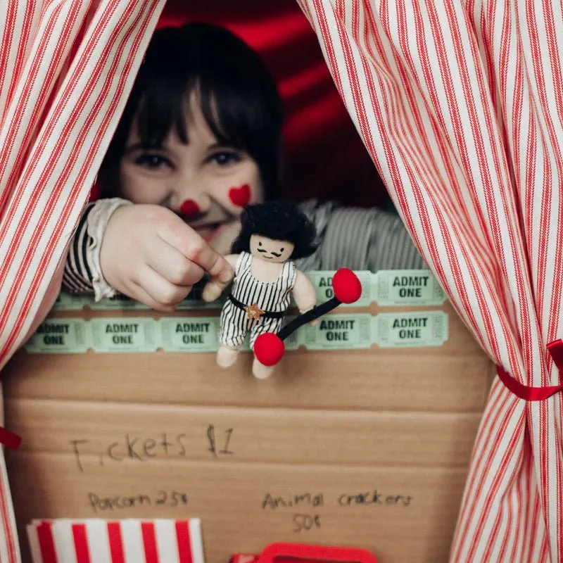 Holdie Circus Folk by Olliella