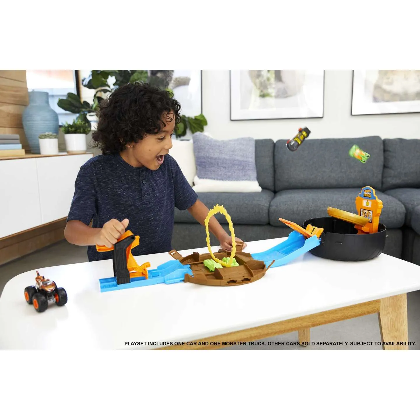 Hot Wheels Monster Trucks Stunt Tire Playset